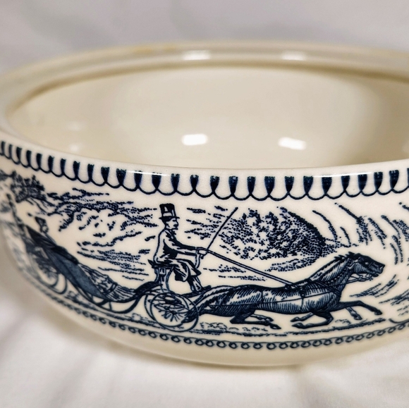 Vintage Royal Blue Currier and Ives 1.25 Qt Round Covered Handled Casserole USA - Picture 7 of 11